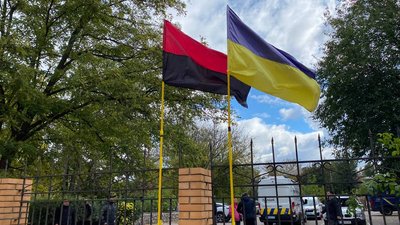 Після бійок: у Свято-Михайлівському храмі в Черкасах провели молебень українською Після бійок: у Свято-Михайлівському храмі в Черкасах провели молебень українською
