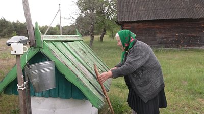 Садить город та носить воду з криниці: у 91 рік волинянка сама живе та господарює на хуторі Садить город та носить воду з криниці: у 91 рік волинянка сама живе та господарює на хуторі