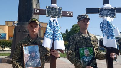 У Рівному прощалися з військовими Максимом Хохловим У Рівному прощалися з військовими Максимом Хохловим