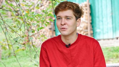 «Сусіди казали, дурнею мається»: що кажуть батьки про сина-блогера «Мамину зірочку», який підкорив ТікТок