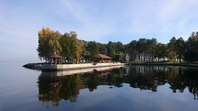 Шість будинків, капличка та причал. АРМА шукає управителя для мисливської резиденції Януковича Шість будинків, капличка та причал. АРМА шукає управителя для мисливської резиденції Януковича