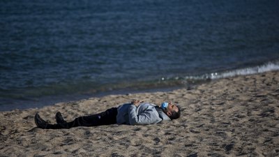 На іспанському курорті продезінфікували пляж. Владі довелося вибачатися