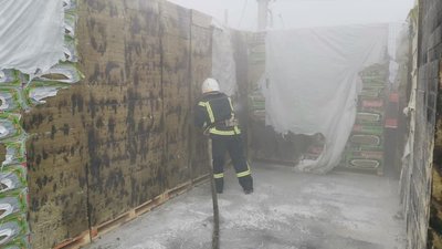 У Миколаєві на території "Епіцентру" сталася пожежа: горів пакувальний матеріал утеплювача У Миколаєві на території "Епіцентру" сталася пожежа: горів пакувальний матеріал утеплювача