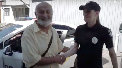 Пенсіонер дякує тернопільським поліцейським Пенсіонер дякує тернопільським поліцейським