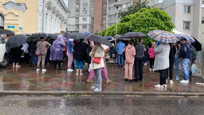 Пів тисячі людей: у Черкасах вишикувалася черга по гуманітарну допомогу