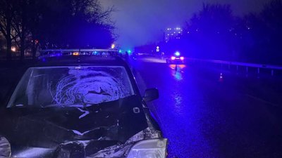 Авто Nissan, яке збило жінку в Індустріальному районі Харкова 16 грудня 2025 року