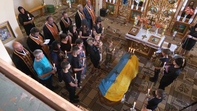 У Бубнищі на Івано-Франківщині попрощалися з воїном Володимиром Кондратом У Бубнищі на Івано-Франківщині попрощалися з воїном Володимиром Кондратом