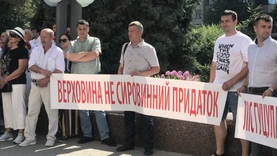 Половина деревообробних підприємств Прикарпаття тимчасово не працює. Підприємці прийшли до ОДА