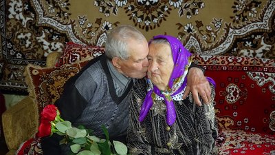 "Чи ще так ходять парубки коло дівчат, як тато за мамою?": історія подружжя з Вінниччини