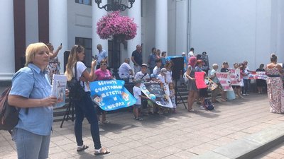 В Одесі мітингували проти дистанційного навчання В Одесі мітингували проти дистанційного навчання