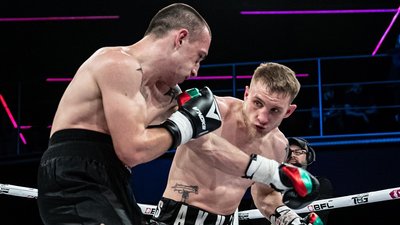 Андрій Боришполець під час бою (справа)