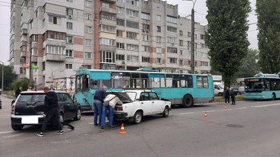 У Чернігові неподалік «Тойота центру» аварія: травмувалися двоє людей