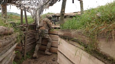 Військовий в окопі
