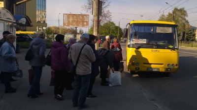 Дачний сезон на Волині: як лучани дістаються до заміських городів і що вирощують