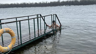 У Кременчуці на Водохреще містяни занурились в Дніпро У Кременчуці на Водохреще містяни занурились в Дніпро