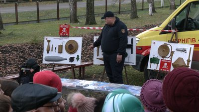 Навчає правил з мінної безпеки: чернігівський сапер "Кракен", який підірвався на міні, повернувся до роботи Навчає правил з мінної безпеки: чернігівський сапер "Кракен", який підірвався на міні, повернувся до роботи