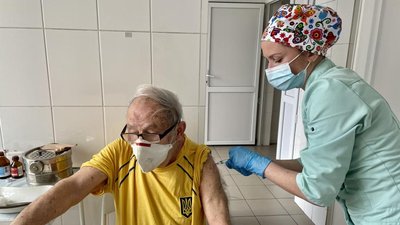 В Харкові вакцинувався найстарший тенісист України В Харкові вакцинувався найстарший тенісист України