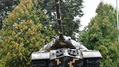 Танк "Безпощадний" у Новограді-Волинському пофарбували в український "піксель" Танк "Безпощадний" у Новограді-Волинському пофарбували в український "піксель"