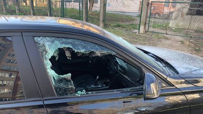 Нічого не вкрали: рівнянину вночі побили скло в автомобілі Нічого не вкрали: рівнянину вночі побили скло в автомобілі