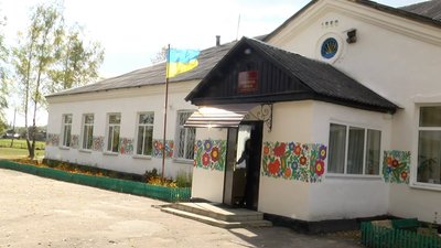 У райцентрі Житомирщини стіни всіх під'їздів п'ятиповерхівки розмалювали малюнками У райцентрі Житомирщини стіни всіх під'їздів п'ятиповерхівки розмалювали малюнками