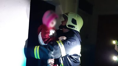 В Івано-Франківську двоє дорослих і дитина застрягли в ліфті. Допомагали рятувальники