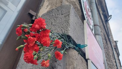 Харків'яни приносять квіти до почесного консульства Туреччини