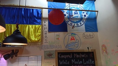 У Дніпрі розігрують футбольні сувеніри для допомоги фанатам, які стали бійцями ЗСУ