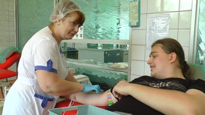 Чоловік здає кров у День донора
