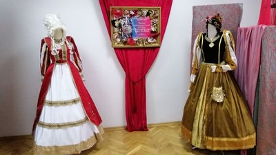 Жителька Тернопільщини колекціонує костюми різних епох Жителька Тернопільщини колекціонує костюми різних епох