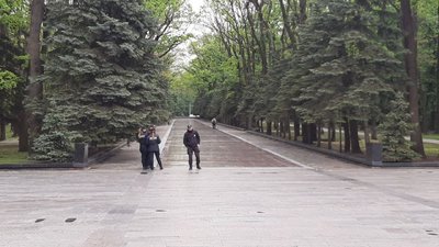 У День пам'яті та примирення до Меморіалу Слави у Харкові несуть квіти У День пам'яті та примирення до Меморіалу Слави у Харкові несуть квіти
