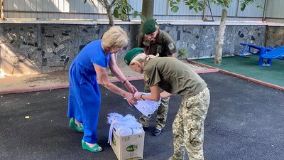 Херсонські волонтери передали прикордонникам 770 захисних масок Херсонські волонтери передали прикордонникам 770 захисних масок