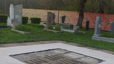 Дніпропетровщина: поліцейські затримали чоловіка, якого підозрюють у викраденні металевих пластин з братської могили