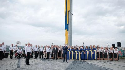 У Чернівцях до Дня прапора підняли найвищий стяг області У Чернівцях до Дня прапора підняли найвищий стяг області