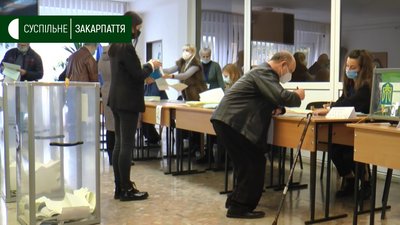 Денис Сухотін: виборча дільниця недоступна Денис Сухотін: виборча дільниця недоступна