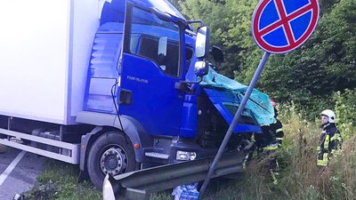 Рятувальники деблокували травмованого: на Львівщини зіткнулися дві вантажівки