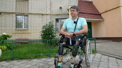 Ветеран, який пересувається на кріслі колісному, про безбар’єрність у Сумах