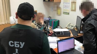 На Полтавщині керівницю податкової служби підозрюють у хабарництві