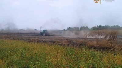 На Полтавщині другий день гасять пожежу на торфовищі На Полтавщині другий день гасять пожежу на торфовищі