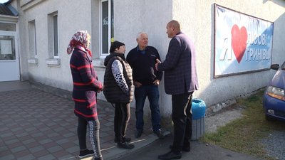 Жителі громади спілкуються з головою сільської ради, 3 жовтня 2023. Фото: Суспільне Хмельницький