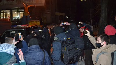 У Житомирі під час акції "Стерненку волю!" сталися сутички між поліцією і протестувальниками У Житомирі під час акції "Стерненку волю!" сталися сутички між поліцією і протестувальниками