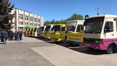 Під будівлею облдради перевізники з Одещини вимагали послабити обмеження для транспорту Під будівлею облдради перевізники з Одещини вимагали послабити обмеження для транспорту
