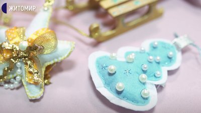 Житомирська майстриня Анна Івченко вчить дітей робити новорічні іграшки з соломи
