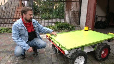 Розробник Євген Третяк демонструє робота Розробник Євген Третяк демонструє робота