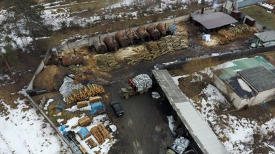 Біля Рівного люди скаржаться на випалювання деревного вугілля