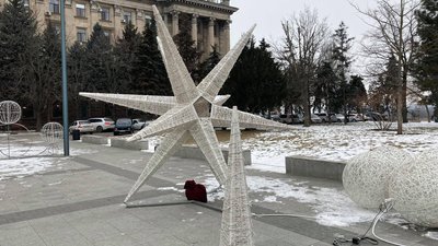 Свята закінчились — на Соборній площі у Миколаєві демонтують новорічні прикраси Свята закінчились — на Соборній площі у Миколаєві демонтують новорічні прикраси