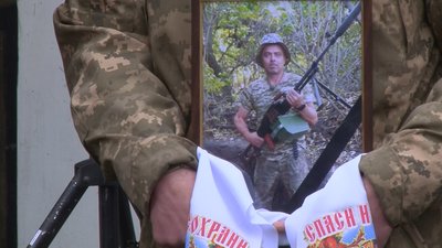 «З перших днів взяв у руки зброю»: у Полтаві попрощалися з полеглими бійцями