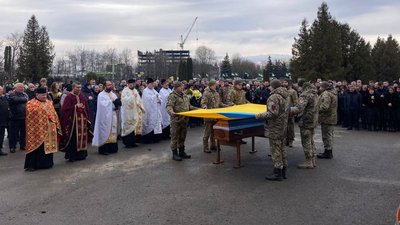 У Тернополі попрощалися з бійцем Романом Остапівим У Тернополі попрощалися з бійцем Романом Остапівим