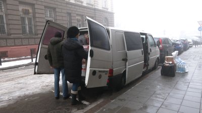 Львівські волонтери повезли подарунки від Святого Миколая для військовослужбовців на схід Львівські волонтери повезли подарунки від Святого Миколая для військовослужбовців на схід