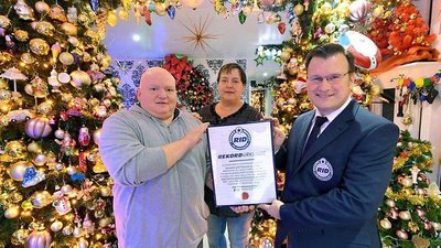 Пара з Німеччини встановила у своєму будинку рекордну кількість різдвяних ялинок