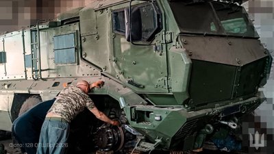 Військовослужбовці 128 Закарпатської бригади відновили трофейний бронеавтомобіль